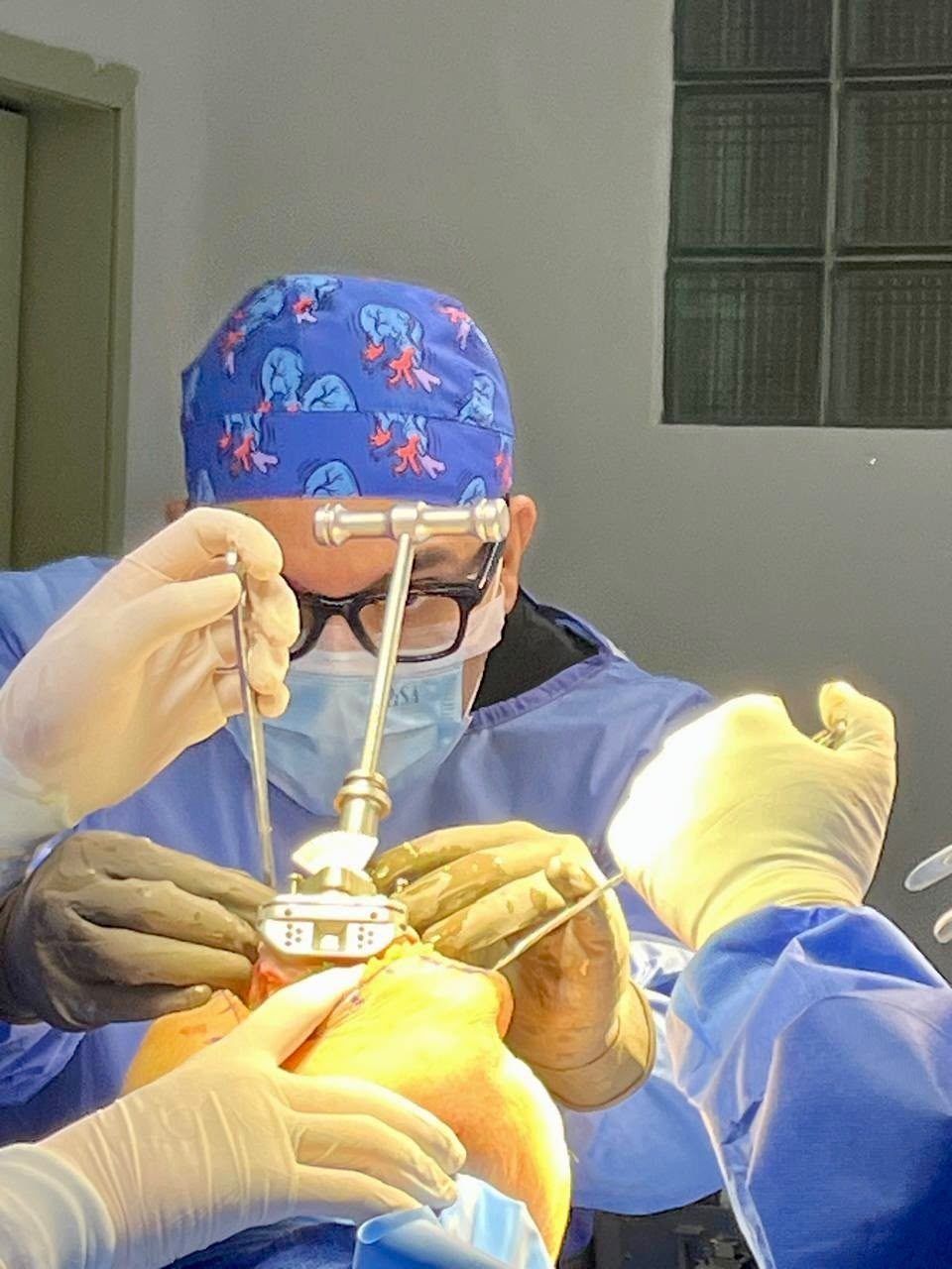 El Dr. Luis Mario Montes colocando una prótesis articular