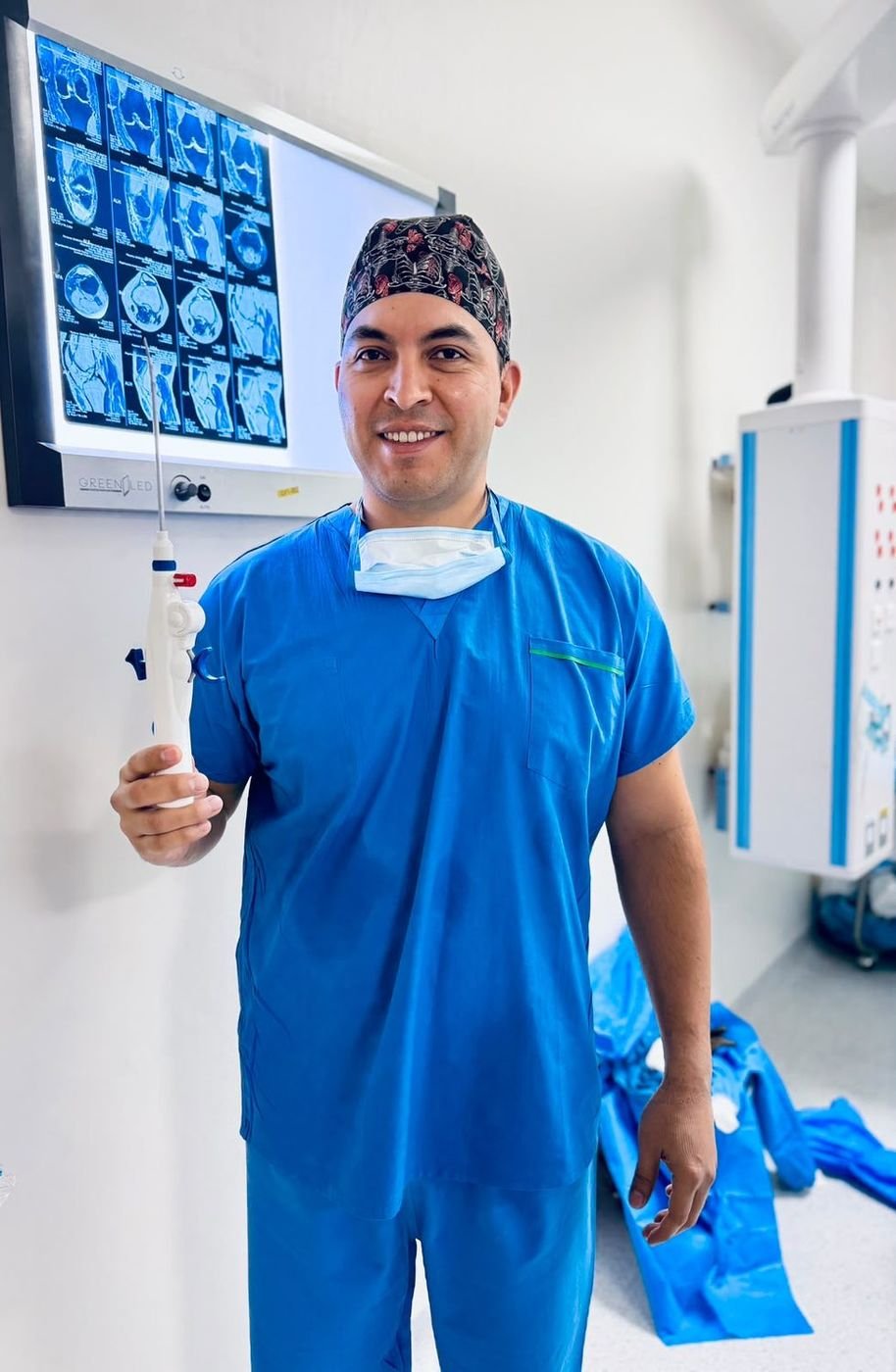 El Dr. Luis Mario Montes en quirófano con el equipo de artroscopia