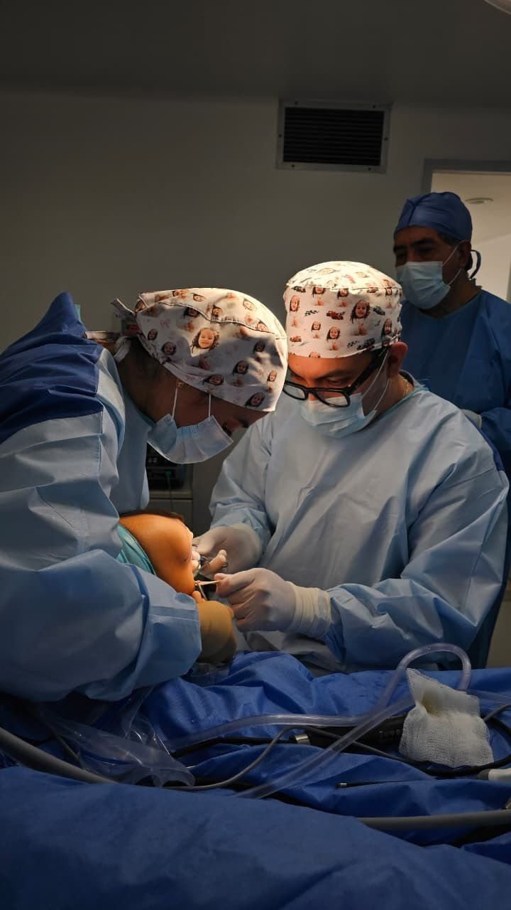 El Dr. Luis Mario Montes Jiménez operando junto a su equipo quirúrgico