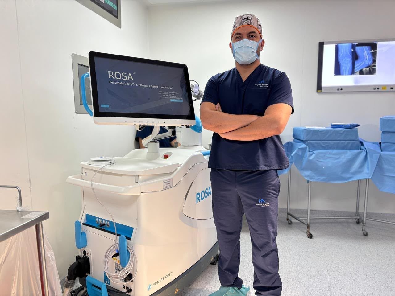 El Dr. Luis Mario Montes en quirófano junto al sistema robótico ROSA