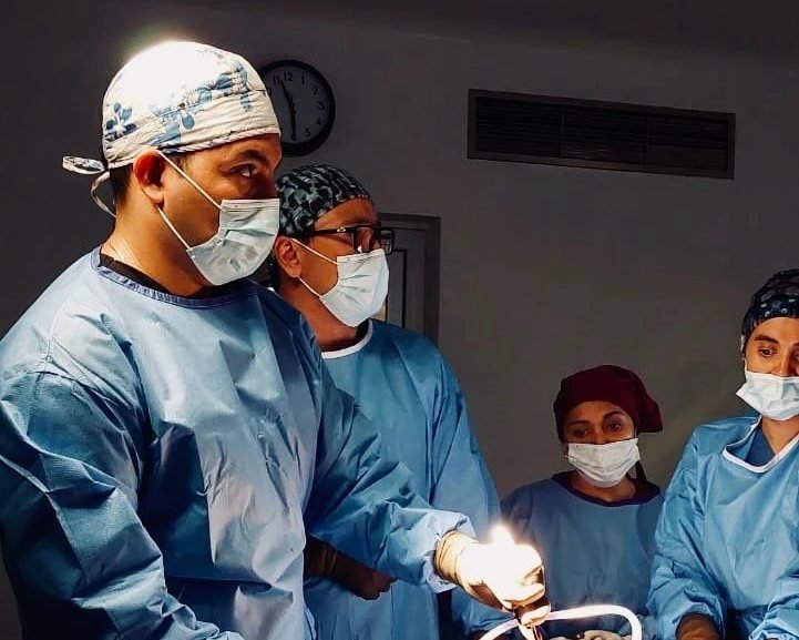 El Dr. Luis Mario Montes operando junto a su equipo quirúrgico