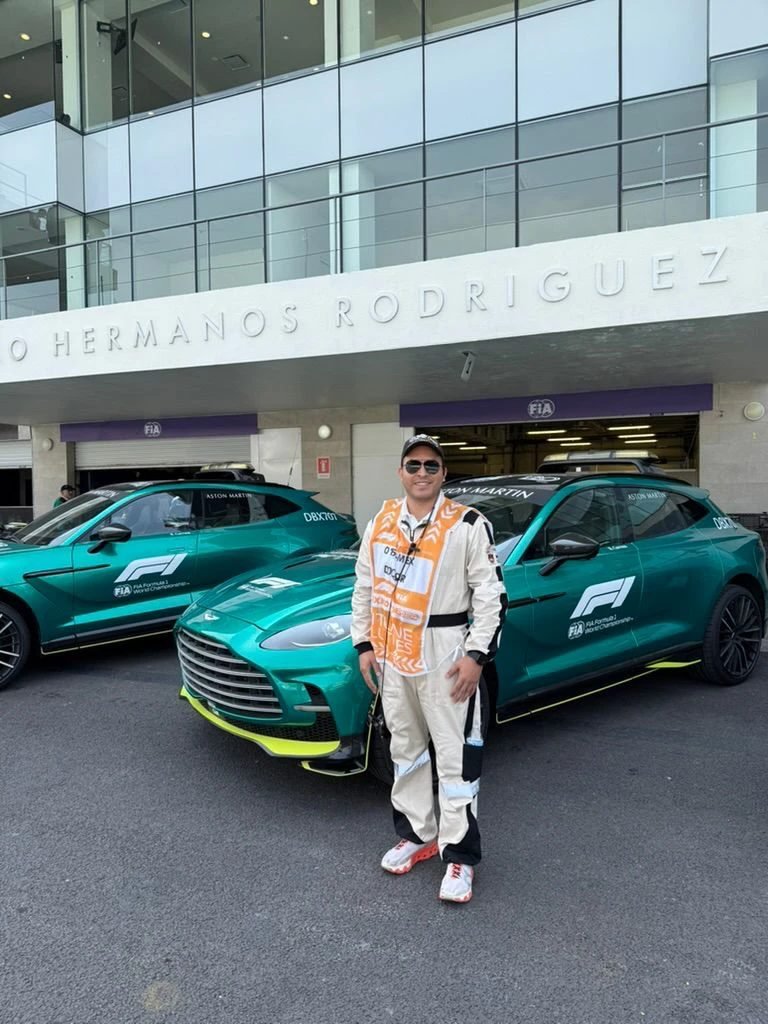 El Dr. Luis Mario Montes frente a los autos oficiales de la Fórmula 1 en el Autódromo Hermanos Rodríguez