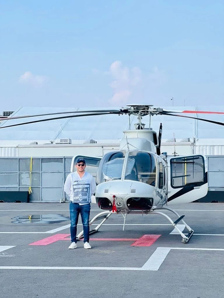 El Dr. Luis Mario Montes frente al helicóptero en el helipuerto del Autódromo Hermanos Rodríguez