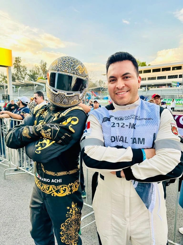 El Dr. Luis Mario Montes junto a un piloto en la parrilla del Gran Premio de México