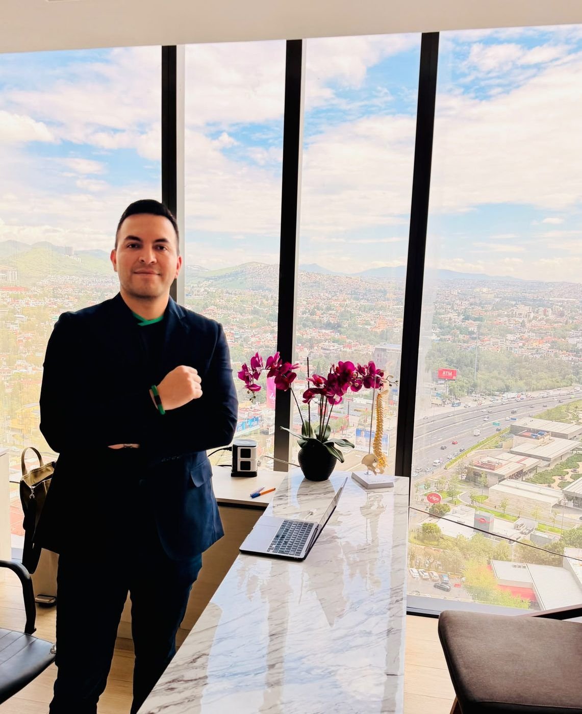 El Dr. Luis Mario Montes en su consultorio