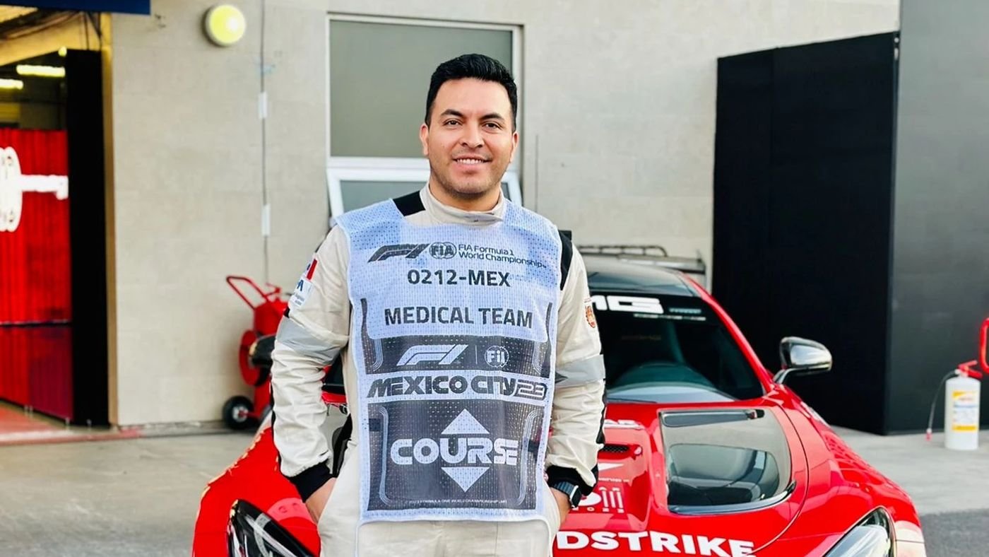 El Dr. Luis Mario Montes con el uniforme del equipo médico del Gran Premio de México, junto al auto de seguridad