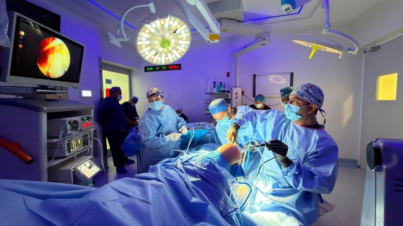 El Dr. Luis Mario Montes y su equipo en quirófano